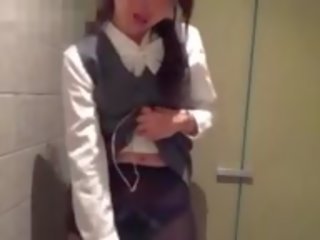 Japonesa escritório jovem fêmea é secretamente exibicionista e câmara