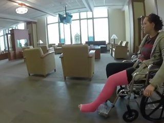 Розов дълго крак хвърли wheelchair