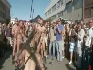 Publiczne plaza z obnażony mężczyźni prepared na dzikie coarse violent gej grupa dorosły klips