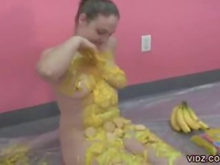 Nuogas purvinas kalė danni daro a bananas skilimas